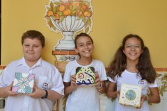 10- alunos com os seus «capulejos»  pintados durante a oficina de azulejaria