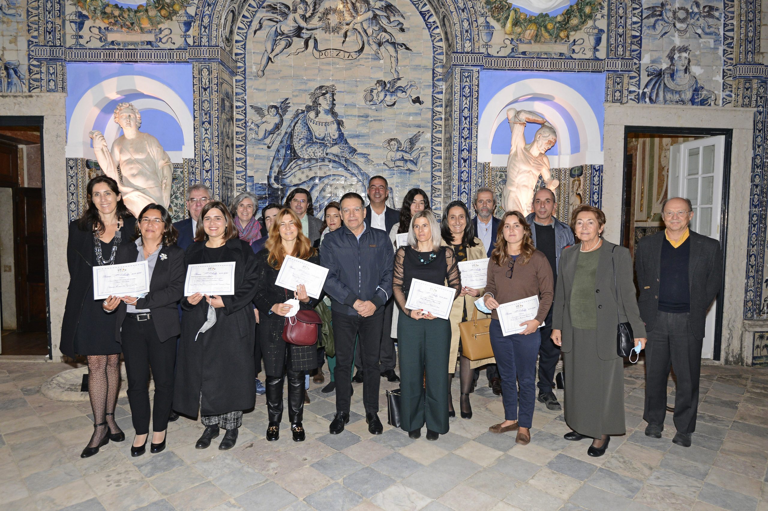 Foto de grupo de Premiados SOS Azulejo 2019-20 no dia da cerimónia de entrega dos prémios a 09.11.21, no Palácio Fronteira
