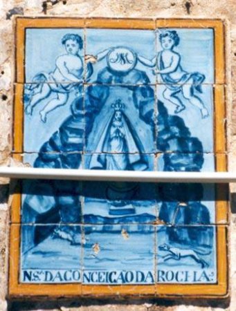2006 - Tv. José Fernandes. Registo com 12 azulejos, representando Nª Senhora da Conceição da Rocha, furtado da fachada do edifício n.º 1, em 2006.