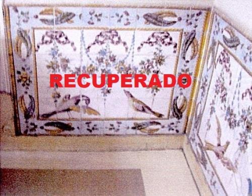 2006 - Rua de S. Paulo, Lisboa. Painéis de azulejos neoclássicos com grinaldas de flores e pássaros, do Século XVIII/XIX, com 84x162cm e 84x174cm, furtados do edifício em 5/2/2006. Recuperado