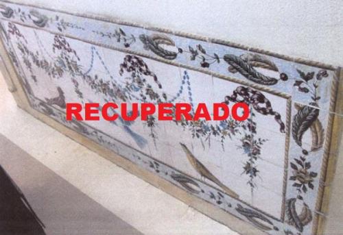 2006 - Rua de S. Paulo, Lisboa. Painéis de azulejos neoclássicos com grinaldas de flores e pássaros, do Século XVIII/XIX, com 84x162cm e 84x174cm, furtados do edifício em 5/2/2006. Recuperado.