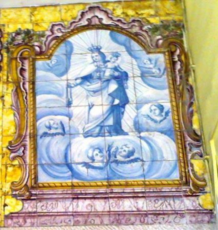 2006 - Rua da Prata, Lisboa. Registo de azulejos neoclássico, do final do Século XVIII, representando Nossa Senhora do Carmo, furtado da entrada do edifício n.º 214 da R. da Prata em Lisboa, em Março de 2006.