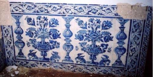 2006 - Quinta da Nossa Senhora dos Prazeres, Amadora. Silhar de albarradas barroco do início do Século XVIII, com cerca de 1000 azulejos, furtados entre 22 e 25/4/2006 da Quinta da Nossa Senhora dos Prazeres na Buraca – Amadora.