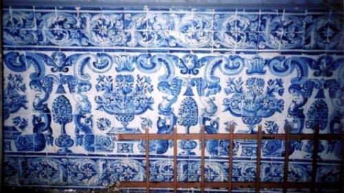 2006 - Quinta da Nossa Senhora dos Prazeres, Amadora. Silhar de albarradas barroco do início do Século XVIII, com cerca de 1000 azulejos, furtados entre 22 e 25/4/2006 da Quinta da Nossa Senhora dos Prazeres na Buraca – Amadora.