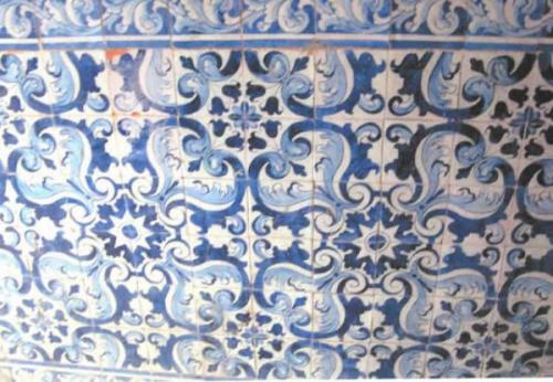 2007 - Rua da Fé, n.º 33, Lisboa. Vários azulejos do Séc. XVIII, furtados em 13/7/2007 da escadaria do prédio.