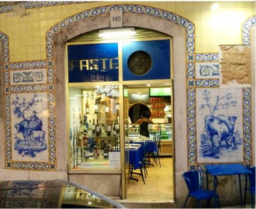 2017 - Leitaria da Anunciada - Largo da Anunciada 1, Lisboa. Painel de 22 azulejos com ponta de moldura decorativa encimando painel figurativo.