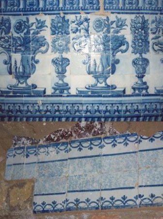 1992 - Quinta de S. Vicente - Lisboa. Vários silhares de azulejos com albarradas dos meados do séc. XVIII, furtados da Capela da Quinta de S. Vicente em Telheiras em Abril de 1992.