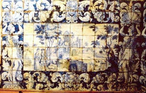 2001 - Palácio Belmonte, Lisboa. Painel de azulejos, figurativo, do início do Século XVIII, do pintor Manuel dos Santos (de um conjunto de 17 paineis idênticos aplicados em várias dependências). Peça única, danificado e parcialmente furtado durante a noite de 10 para 11 de Janeiro de 2001, do Palácio Belmonte, sito no Páteo do Fradique, junto ao Castelo de S. Jorge, em Lisboa.