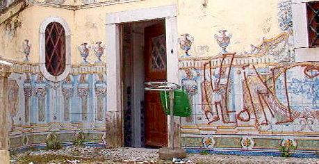 2003 - Quinta da Nossa Senhora da Paz, Lisboa. Azulejos do início do Século XIX furtados entre 2003 e 2006 da Quinta da Nossa Senhora da Paz no Lumiar, propriedade da C.M. Lisboa.