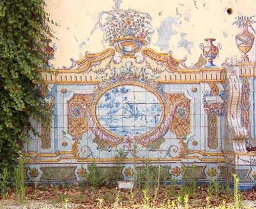 2003 - Quinta da Nossa Senhora da Paz, Lisboa. Azulejos da 1ª metade do Século XX, da Fábrica Sant'Ana furtados entre 2003 e 2006 do pátio da Quinta da Nossa Senhora da Paz no Lumiar, propriedade da C.M. Lisboa.